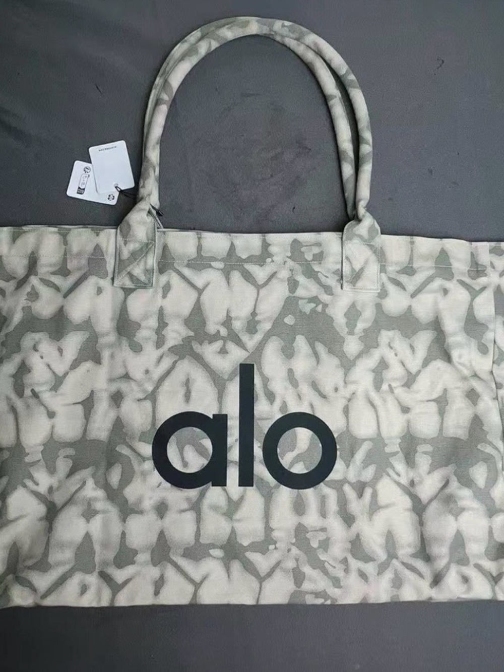ALO Yoga Gray Tie-Dye Logo Tote - Picture 3 of 4